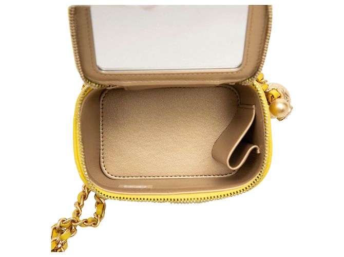 Mini Vanity Case Chanel in Lambskin Matelassé Giallo con Catena e Tracolla - vista 4