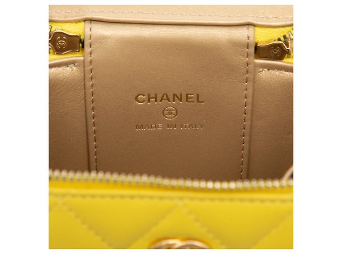 Mini Vanity Case Chanel in Lambskin Matelassé Giallo con Catena e Tracolla - vista 5