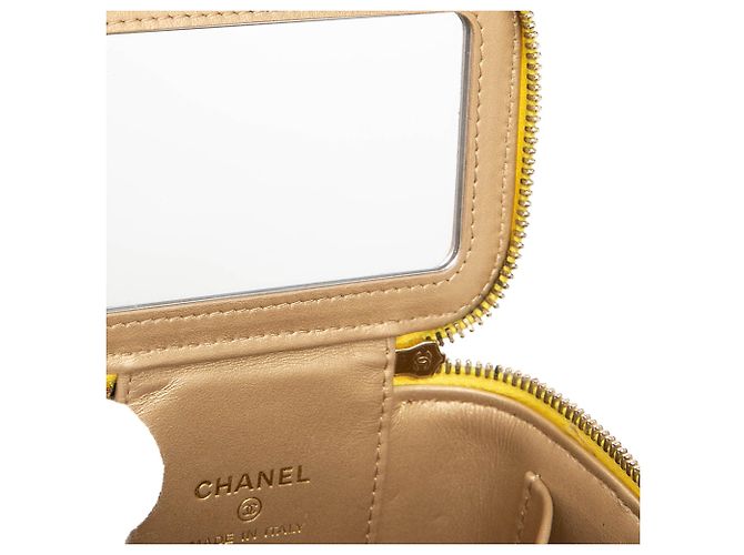 Mini Vanity Case Chanel in Lambskin Matelassé Giallo con Catena e Tracolla - vista 6