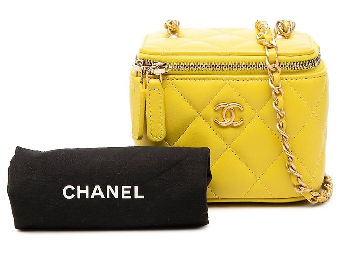Mini Vanity Case Chanel in Lambskin Matelassé Giallo con Catena e Tracolla - vista 8