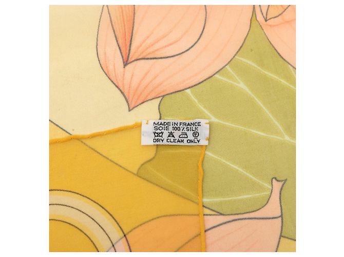 Foulard in seta mousseline Hermès Fleurs De Lotus Giallo 90 - vista 2