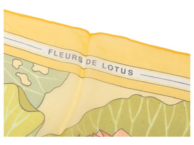 Foulard in seta mousseline Hermès Fleurs De Lotus Giallo 90 - vista 5