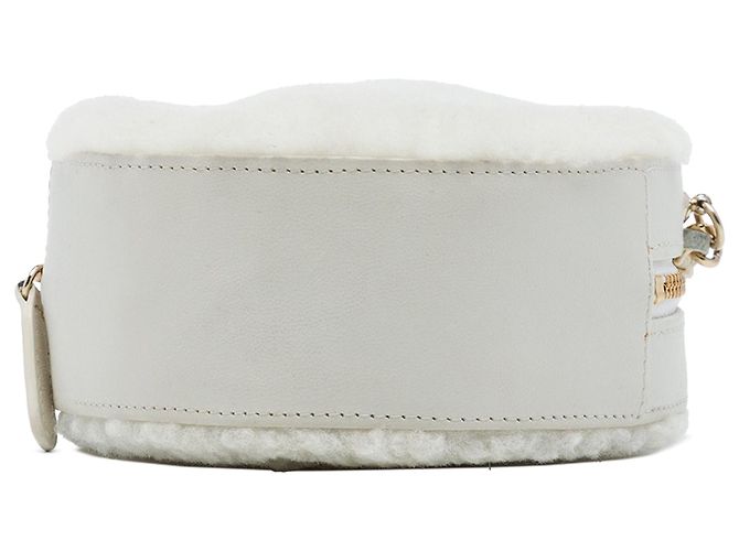 Clutch rotonda Chanel CC Chevron in shearling bianco con catena e tracolla - vista 3