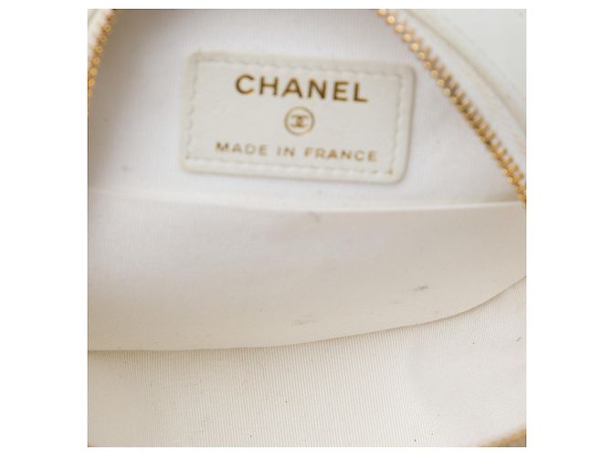 Clutch rotonda Chanel CC Chevron in shearling bianco con catena e tracolla - vista 4