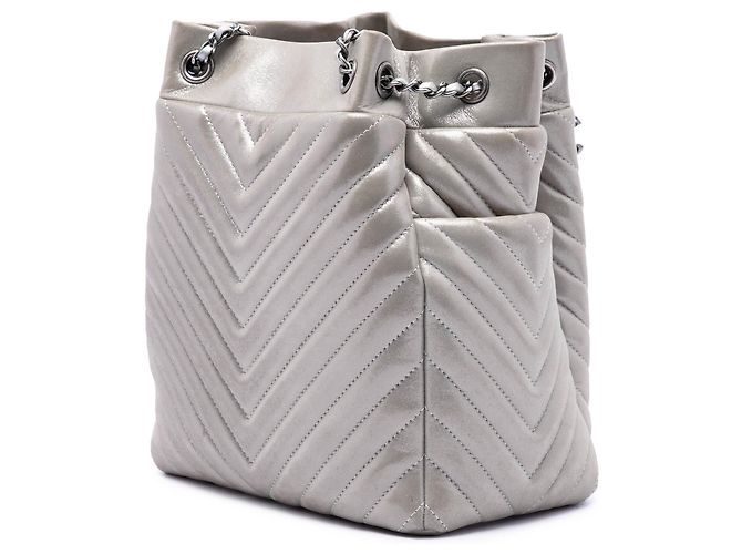 Borsa secchiello Chanel Urban Spirit Small in vitello iridescente argento con motivo Chevron - vista 2