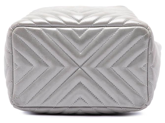 Borsa secchiello Chanel Urban Spirit Small in vitello iridescente argento con motivo Chevron - vista 3