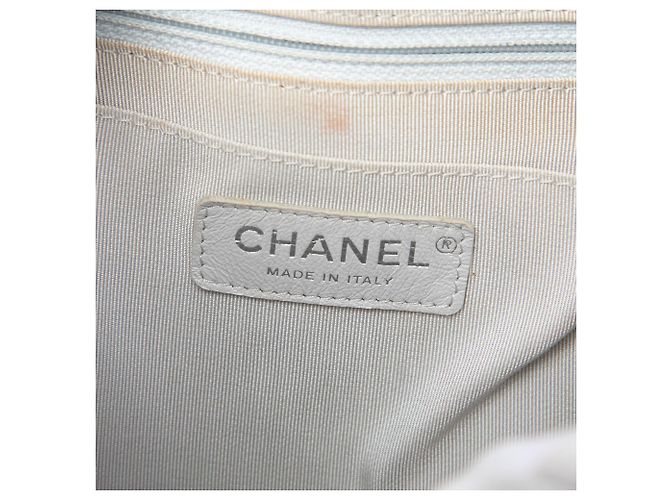 Borsa secchiello Chanel Urban Spirit Small in vitello iridescente argento con motivo Chevron - vista 5