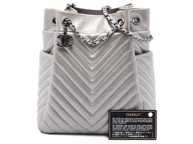 Borsa secchiello Chanel Urban Spirit Small in vitello iridescente argento con motivo Chevron - vista 7