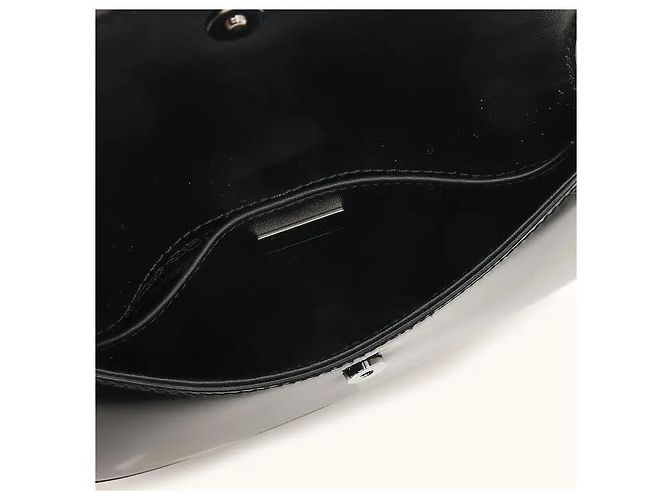 Prada Um item clássico que combina curvas graciosas com uma silhueta moderna. Feito de couro de bezerro escovado com um brilho subtil, é resistente a riscos e possui uma retenção de forma robusta. Com um Preto - vista 4