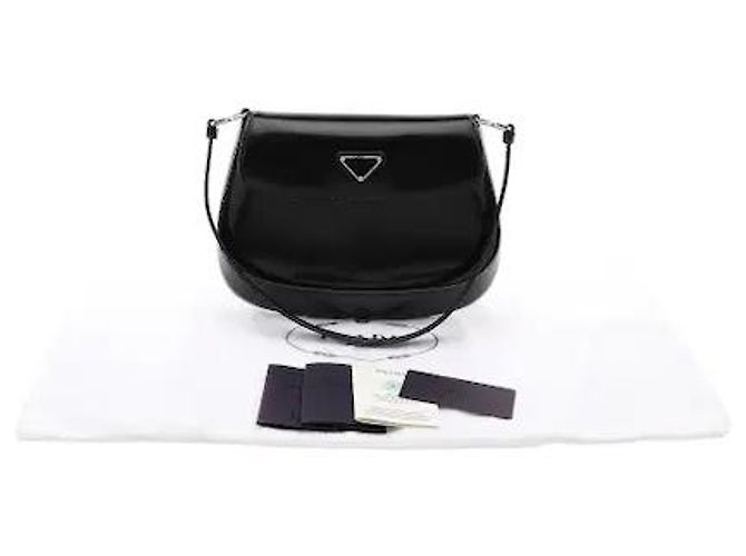 Prada Um item clássico que combina curvas graciosas com uma silhueta moderna. Feito de couro de bezerro escovado com um brilho subtil, é resistente a riscos e possui uma retenção de forma robusta. Com um Preto - vista 5