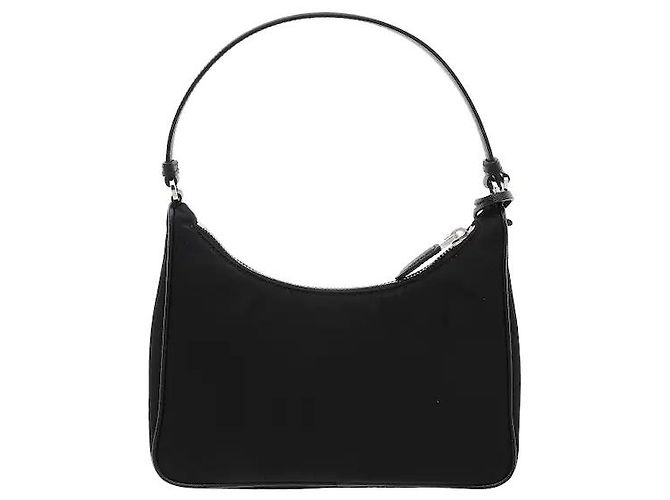 Uma mala hobo icónica que reinterpreta modernamente o arquivo da Prada. Fabricada em material Re-Nylon, é leve e resistente a manchas, e finalizada com acabamentos em couro Saffiano para uma durabilidade excecional. Preto - vista 2