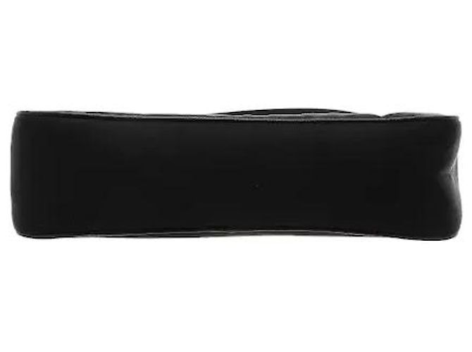 Uma mala hobo icónica que reinterpreta modernamente o arquivo da Prada. Fabricada em material Re-Nylon, é leve e resistente a manchas, e finalizada com acabamentos em couro Saffiano para uma durabilidade excecional. Preto - vista 3
