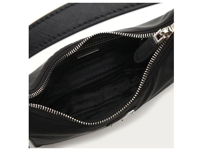 Uma mala hobo icónica que reinterpreta modernamente o arquivo da Prada. Fabricada em material Re-Nylon, é leve e resistente a manchas, e finalizada com acabamentos em couro Saffiano para uma durabilidade excecional. Preto - vista 4