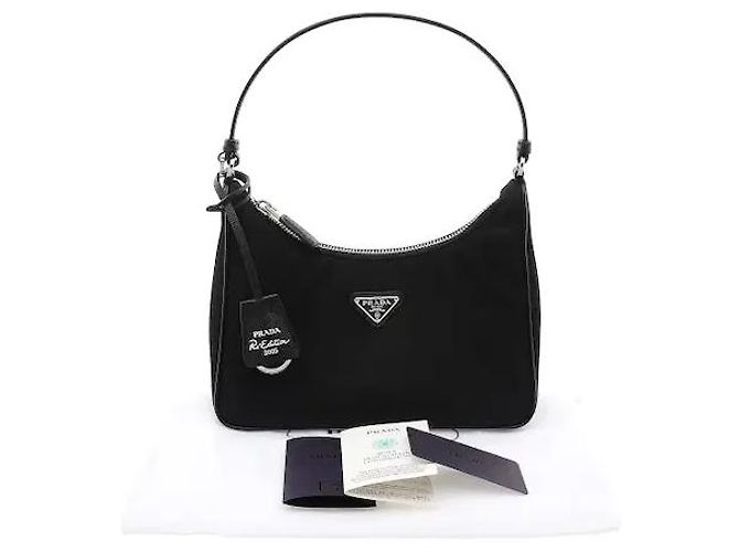 Uma mala hobo icónica que reinterpreta modernamente o arquivo da Prada. Fabricada em material Re-Nylon, é leve e resistente a manchas, e finalizada com acabamentos em couro Saffiano para uma durabilidade excecional. Preto - vista 5