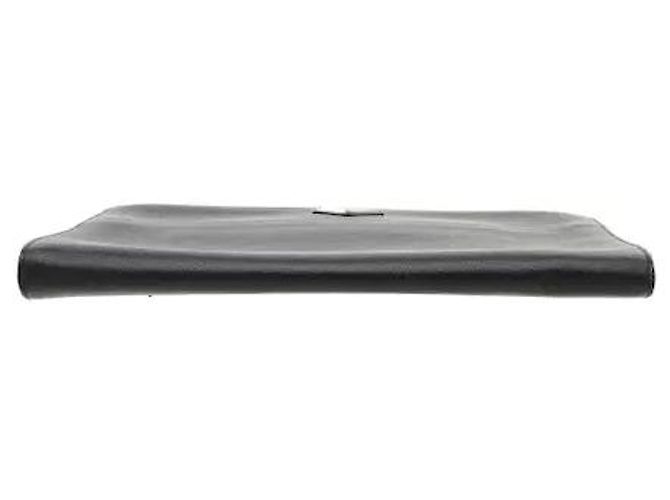 Una clutch porta documenti realizzata nell'iconica pelle Saffiano di Prada, che mette in risalto la sua distintiva trama a croce. Altamente resistente, è immune a graffi e macchie, vantando una forma eccezionale. Nero - vista 3