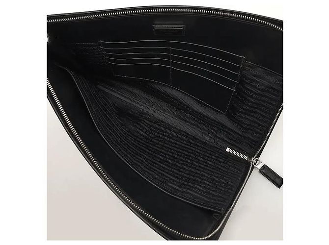 Una clutch porta documenti realizzata nell'iconica pelle Saffiano di Prada, che mette in risalto la sua distintiva trama a croce. Altamente resistente, è immune a graffi e macchie, vantando una forma eccezionale. Nero - vista 4