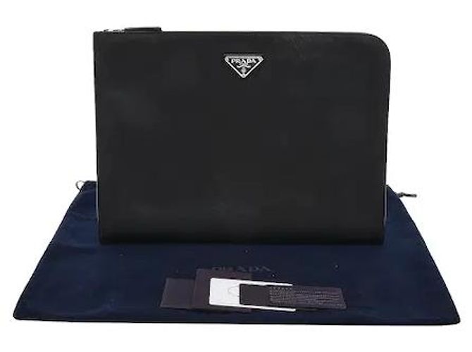 Una clutch porta documenti realizzata nell'iconica pelle Saffiano di Prada, che mette in risalto la sua distintiva trama a croce. Altamente resistente, è immune a graffi e macchie, vantando una forma eccezionale. Nero - vista 5
