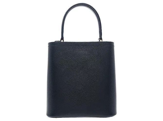 Fabricado em couro Saffiano, este modelo apresenta durabilidade resistente a riscos e transmite a atmosfera distintamente sofisticada da Prada. A sua silhueta de mala bucket tridimensional é fácil de Preto - vista 2