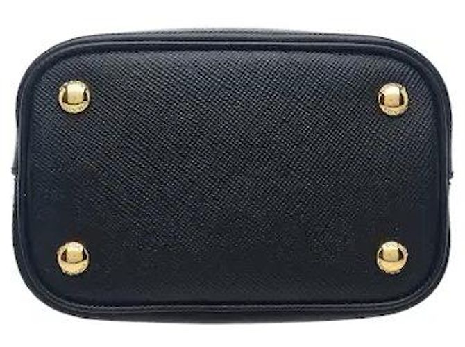 Fabricado em couro Saffiano, este modelo apresenta durabilidade resistente a riscos e transmite a atmosfera distintamente sofisticada da Prada. A sua silhueta de mala bucket tridimensional é fácil de Preto - vista 3