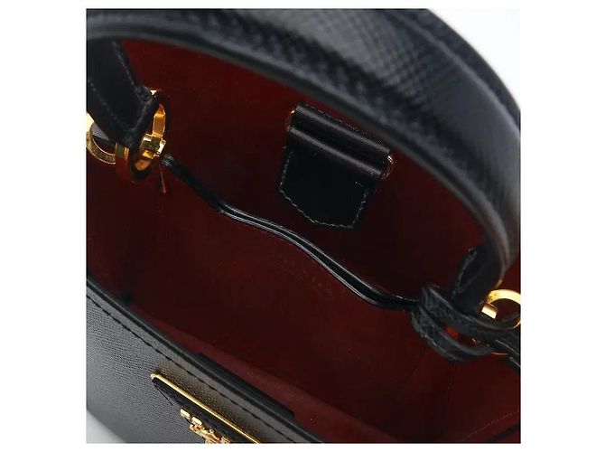 Fabricado em couro Saffiano, este modelo apresenta durabilidade resistente a riscos e transmite a atmosfera distintamente sofisticada da Prada. A sua silhueta de mala bucket tridimensional é fácil de Preto - vista 6