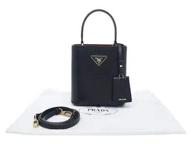 Fabricado em couro Saffiano, este modelo apresenta durabilidade resistente a riscos e transmite a atmosfera distintamente sofisticada da Prada. A sua silhueta de mala bucket tridimensional é fácil de Preto - vista 9