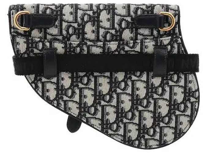 Christian Dior Uma mala de cintura que apresenta o icónico padrão jacquard Oblique da Dior e o design de aba distintivamente icónico da linha Saddle. Fabricada num material de lona leve e resistente, é resistente a manchas quotidianas e - vista 2