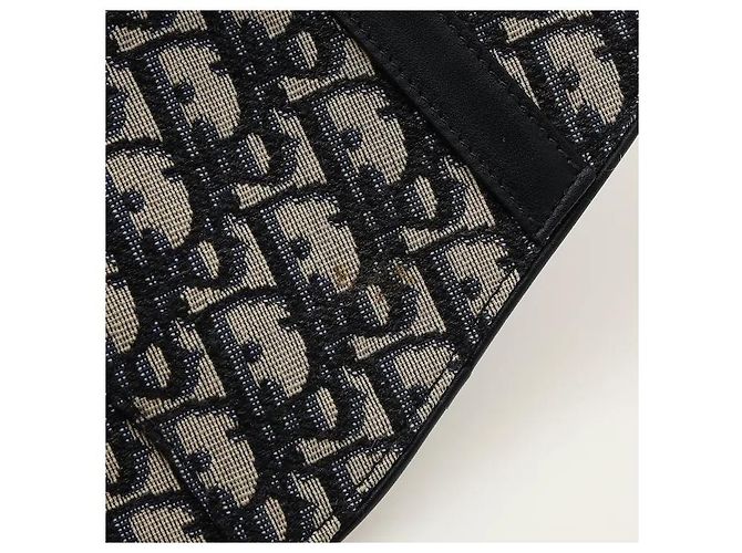 Christian Dior Uma mala de cintura que apresenta o icónico padrão jacquard Oblique da Dior e o design de aba distintivamente icónico da linha Saddle. Fabricada num material de lona leve e resistente, é resistente a manchas quotidianas e - vista 3