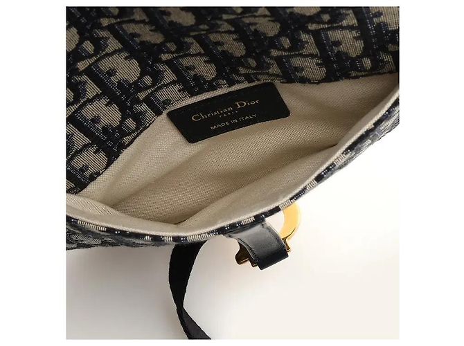 Christian Dior Uma mala de cintura que apresenta o icónico padrão jacquard Oblique da Dior e o design de aba distintivamente icónico da linha Saddle. Fabricada num material de lona leve e resistente, é resistente a manchas quotidianas e - vista 4