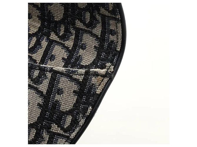 Christian Dior Uma mala de cintura que apresenta o icónico padrão jacquard Oblique da Dior e o design de aba distintivamente icónico da linha Saddle. Fabricada num material de lona leve e resistente, é resistente a manchas quotidianas e - vista 5