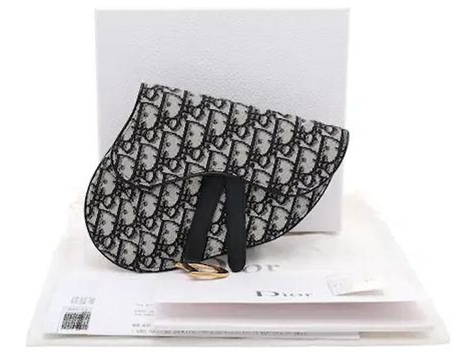 Christian Dior Uma mala de cintura que apresenta o icónico padrão jacquard Oblique da Dior e o design de aba distintivamente icónico da linha Saddle. Fabricada num material de lona leve e resistente, é resistente a manchas quotidianas e - vista 7