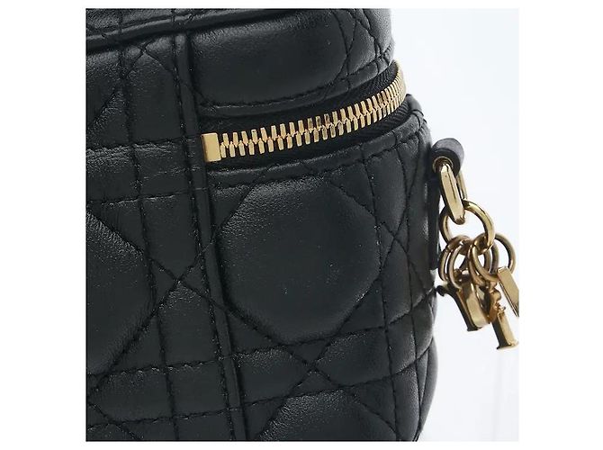 Dior Realizzato in un materiale dalla robusta durata, si caratterizza per la resistenza a macchie e graffi anche con l'uso quotidiano. Vanta una silhouette compatta in micro size, e l'interno Nero - vista 4