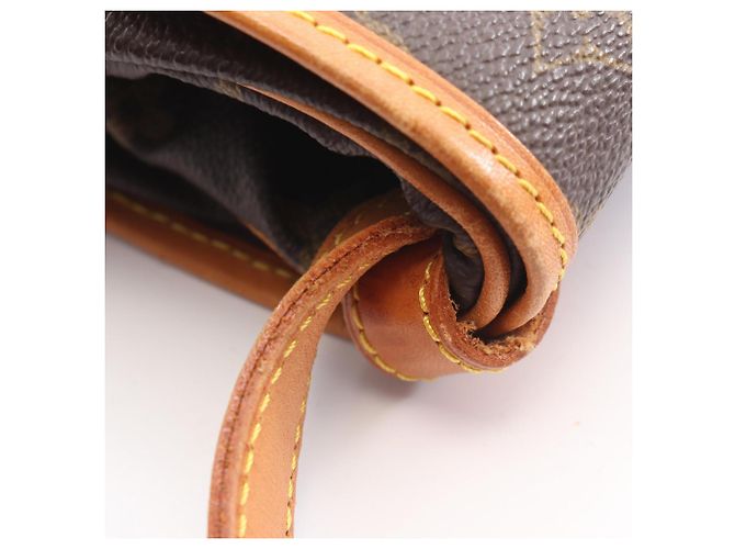 Borsa a tracolla Louis Vuitton Saumur 30 Monogram Marrone - vista 11