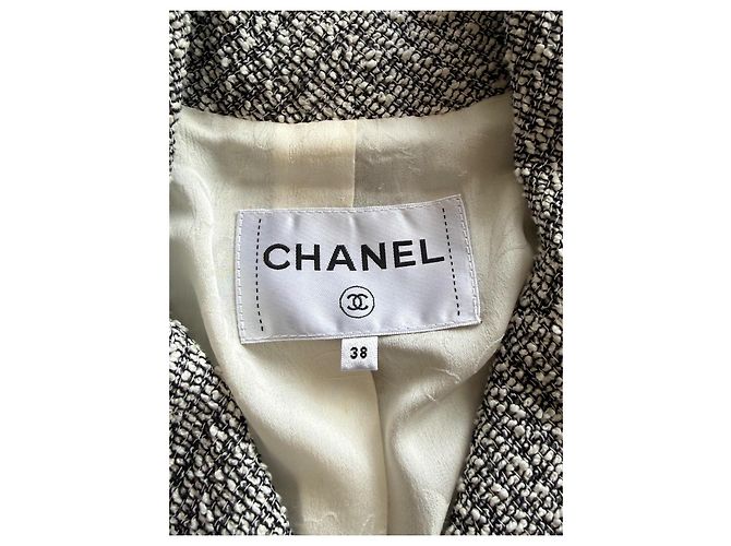 Chanel kurze Tweedjacke Schwarz Weiß Grau - Ansicht 2
