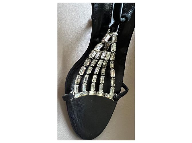 Manolo Blahnik Sandali con tacco in camoscio nero e cristalli - vista 4