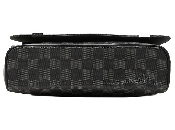 Bolso bandolera Louis Vuitton District PM Damier Graphite Negro - vista 3