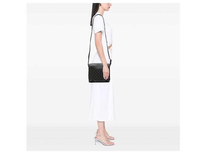Bolso bandolera Louis Vuitton District PM Damier Graphite Negro - vista 6