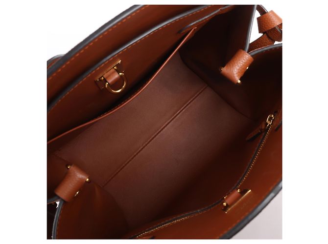 Borsa Louis Vuitton Milla PM Taurillon in Brown M51684 Marrone - vista 12