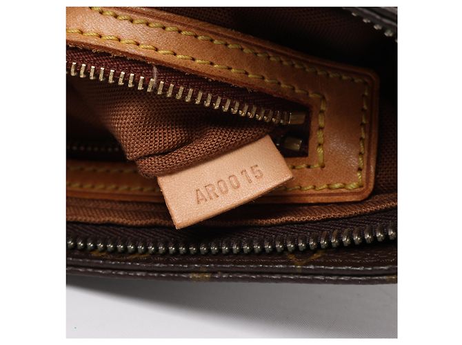 Borsa a tracolla Louis Vuitton Trotteur Monogram Canvas in marrone M51240 - vista 11
