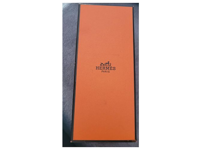 Estojo de perfume Hermès Amazone em couro marrom e metal dourado - vista 4