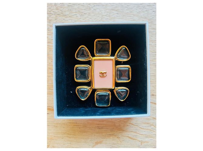 Broche Chanel Camélia Dorado Gold hardware - vista 2