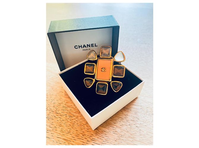 Broche Chanel Camélia Dorado Gold hardware - vista 3