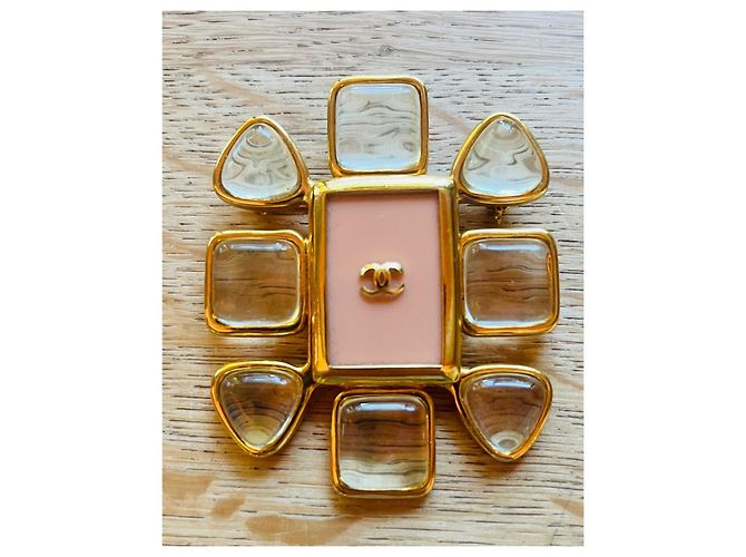 Broche Chanel Camélia Dorado Gold hardware - vista 4