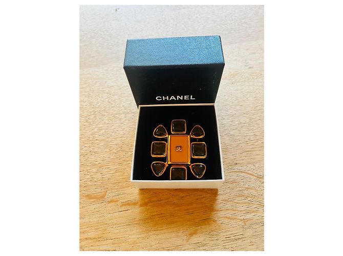 Broche Chanel Camélia Dorado Gold hardware - vista 5