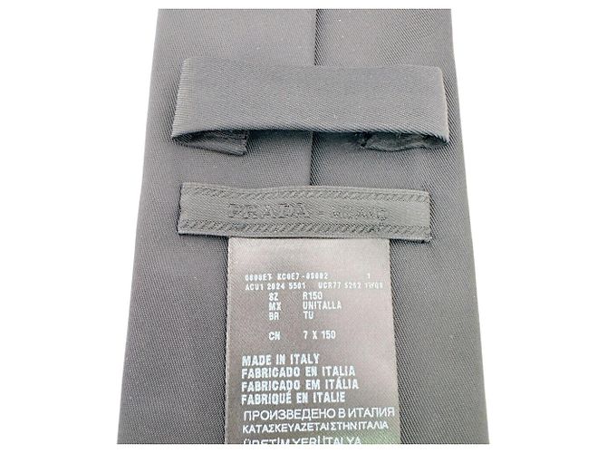 Cravatta Prada in Re-Nylon con placca triangolare nera Nero - vista 9