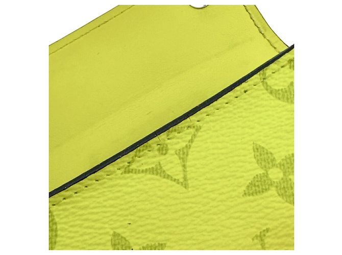 Cartera compacta Louis Vuitton Taigarama Discovery Amarillo - vista 11