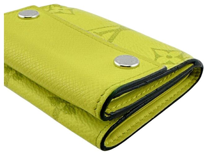 Cartera compacta Louis Vuitton Taigarama Discovery Amarillo - vista 3