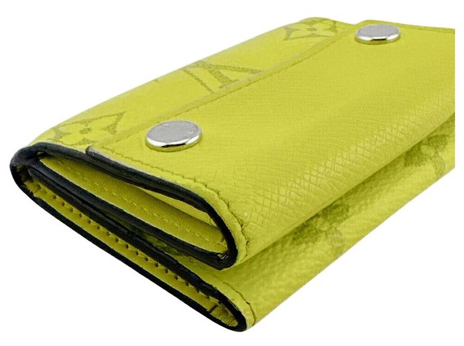 Cartera compacta Louis Vuitton Taigarama Discovery Amarillo - vista 4