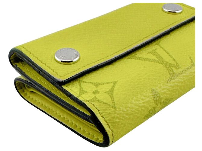 Cartera compacta Louis Vuitton Taigarama Discovery Amarillo - vista 5