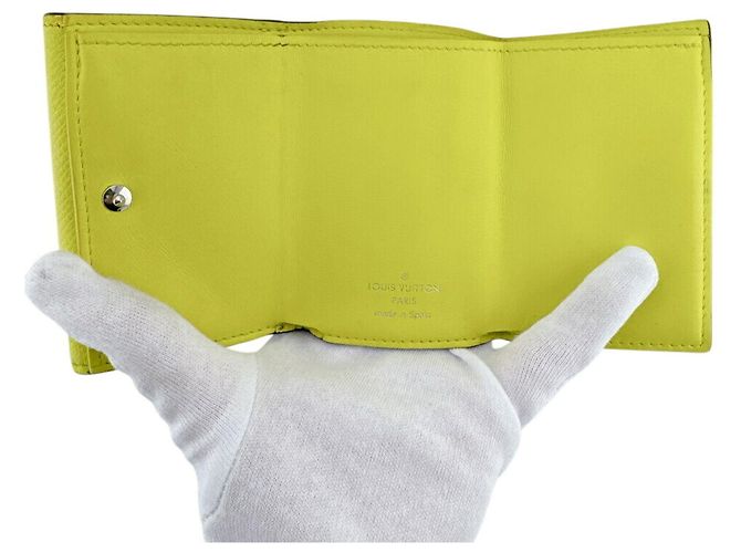 Cartera compacta Louis Vuitton Taigarama Discovery Amarillo - vista 6