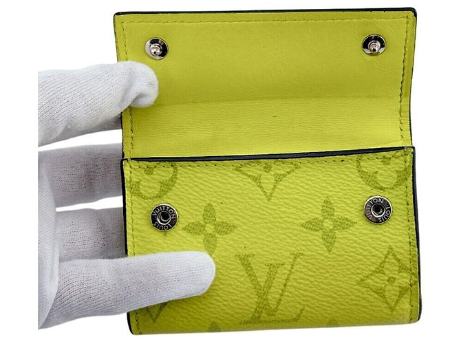 Cartera compacta Louis Vuitton Taigarama Discovery Amarillo - vista 8